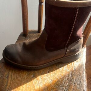 Men’s waterproof Ugg boots.8.5 color brown leather and sude in the top.
